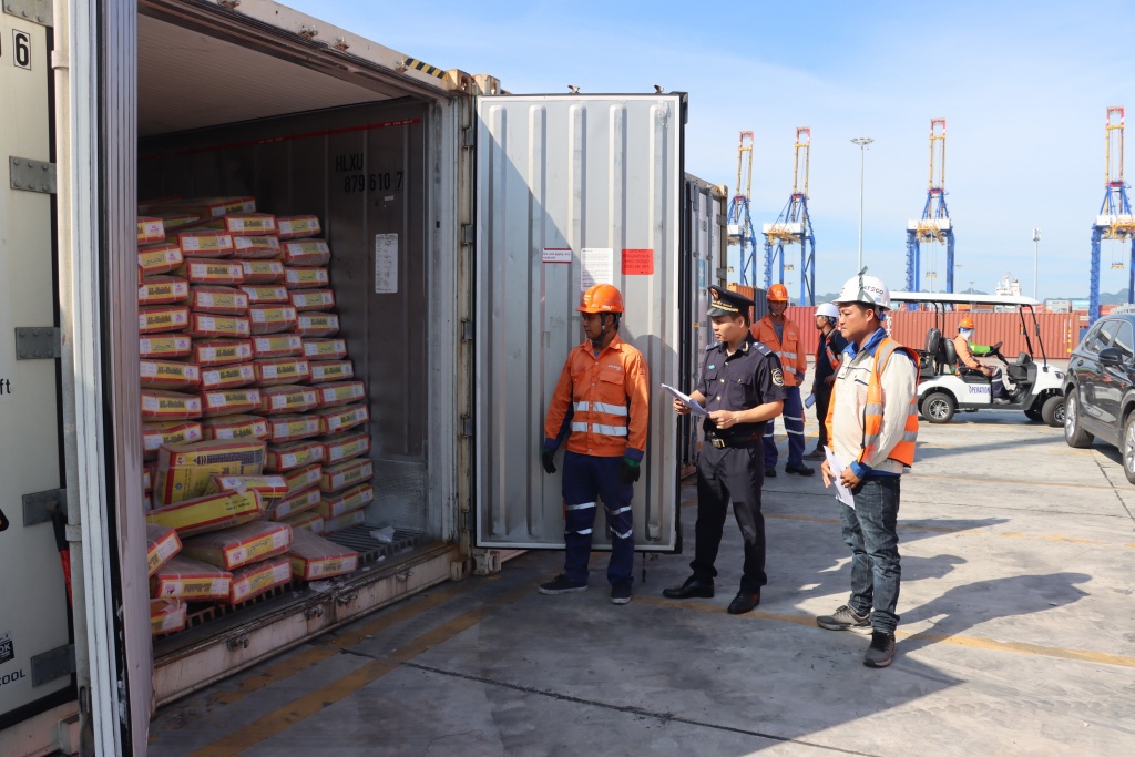 C&ocirc;ng chức Chi cục Hải quan khu vực III kiểm tra h&agrave;ng h&oacute;a nhập khẩu. Ảnh: T.B&igrave;nh.