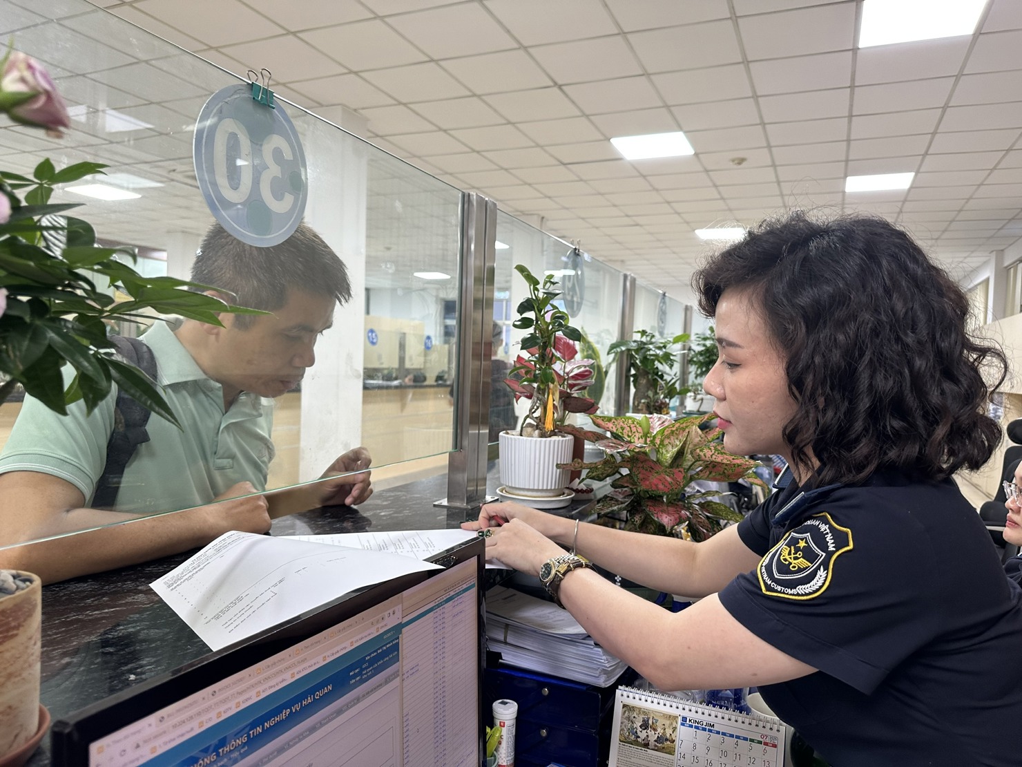 Doanh nghiệp cần minh bạch hồ sơ XNK hàng hóa. Ảnh: T.H