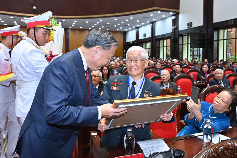 Tổng B&iacute; thư T&ocirc; L&acirc;m trao tặng Huy hiệu Đảng cho c&aacute;c đồng ch&iacute; l&atilde;o th&agrave;nh c&aacute;ch mạng, nguy&ecirc;n l&atilde;nh đạo cao cấp của Đảng, Nh&agrave; nước. (Ảnh: ĐĂNG KHOA).