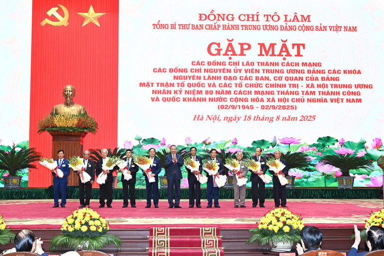 Tổng B&iacute; thư T&ocirc; L&acirc;m trao tặng Huy hiệu Đảng cho c&aacute;c đồng ch&iacute; nguy&ecirc;n l&atilde;nh đạo c&aacute;c ban, bộ, ng&agrave;nh. (Ảnh: ĐĂNG KHOA). &nbsp;