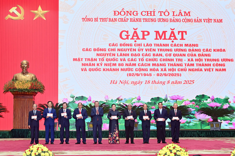 Tổng B&iacute; thư T&ocirc; L&acirc;m trao thẻ đảng vi&ecirc;n (mẫu mới) cho c&aacute;c đồng ch&iacute; nguy&ecirc;n l&atilde;nh đạo Đảng, Nh&agrave; nước. (Ảnh: ĐĂNG KHOA). &nbsp;