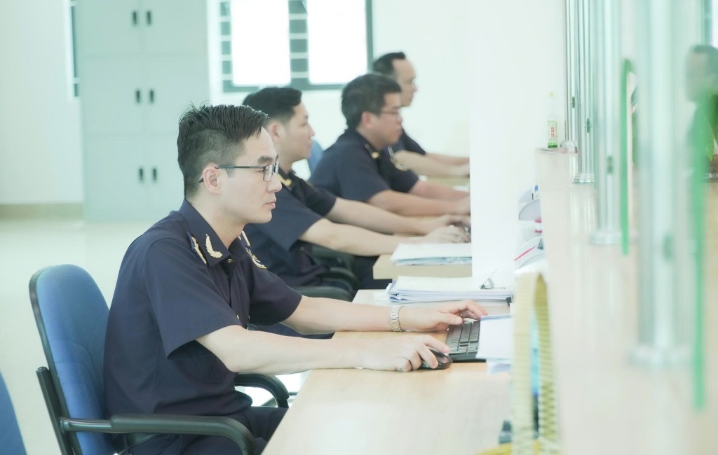 Hoạt động của cơ quan Hải quan diễn ra th&ocirc;ng suốt, đảm bảo th&ocirc;ng quan h&agrave;ng h&oacute;a kịp thời cho doanh nghiệp trong ng&agrave;y đầu hoạt động theo m&ocirc; h&igrave;nh tổ chức ch&iacute;nh quyền địa phương 2 cấp.