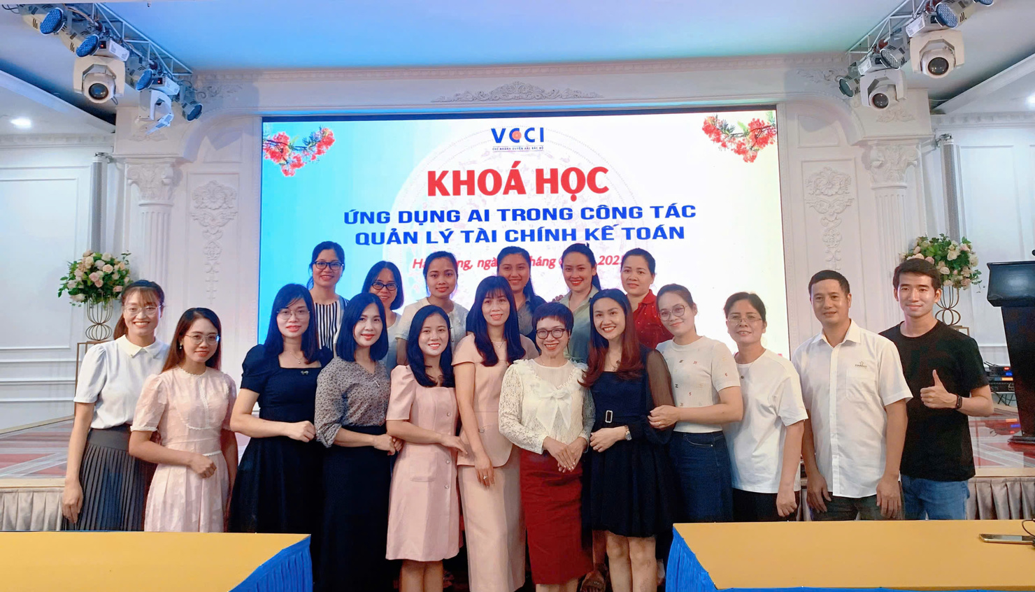 Đại diện VCCI Hải Ph&ograve;ng c&ugrave;ng giảng vi&ecirc;n v&agrave; học vi&ecirc;n kh&oacute;a học chụp ảnh lưu niệm