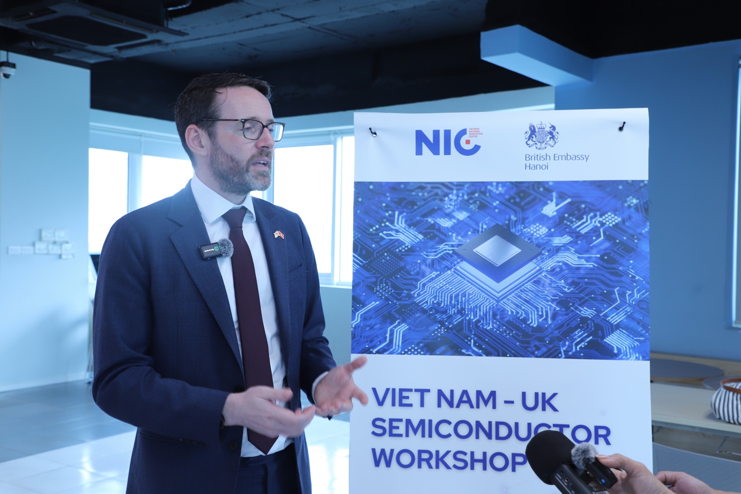 &Ocirc;ng Iain Frew - Đại sứ Anh tại Việt Nam trao đổi với ph&oacute;ng vi&ecirc;n tại Diễn đ&agrave;n B&aacute;n dẫn Việt Nam - Vương quốc Anh, tổ chức v&agrave;o th&aacute;ng 8/2025, tại H&agrave; Nội.