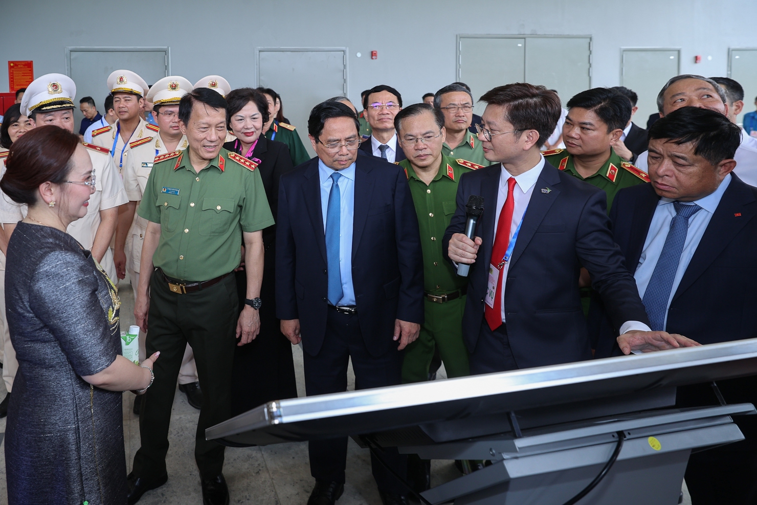 Thủ tướng Ch&iacute;nh phủ v&agrave; c&aacute;c đại biểu nghe giới thiệu về 21 nền tảng, sản phẩm số, tiện &iacute;ch cốt l&otilde;i được ph&aacute;t triển để hướng tại x&acirc;y dựng "hệ sinh th&aacute;i số quốc gia" từ dữ liệu tập trung. Ảnh: VGP/Nhật Bắc
