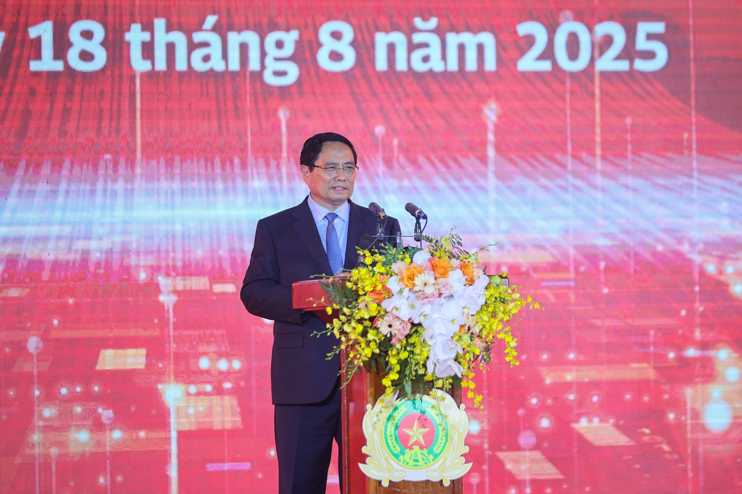 Thủ tướng giao c&aacute;c nhiệm vụ cụ thể về đề xuất cấp c&oacute; thẩm quyền ban h&agrave;nh chế độ ch&iacute;nh s&aacute;ch với đội ngũ nh&acirc;n lực, đ&agrave;o tạo c&aacute;n bộ, bảo đảm kinh ph&iacute; hoạt động v&agrave; về ti&ecirc;u chuẩn, quy chuẩn kỹ thuật của Trung t&acirc;m Dữ liệu quốc gia, về hợp t&aacute;c quốc tế. Ảnh: VGP/Nhật Bắc