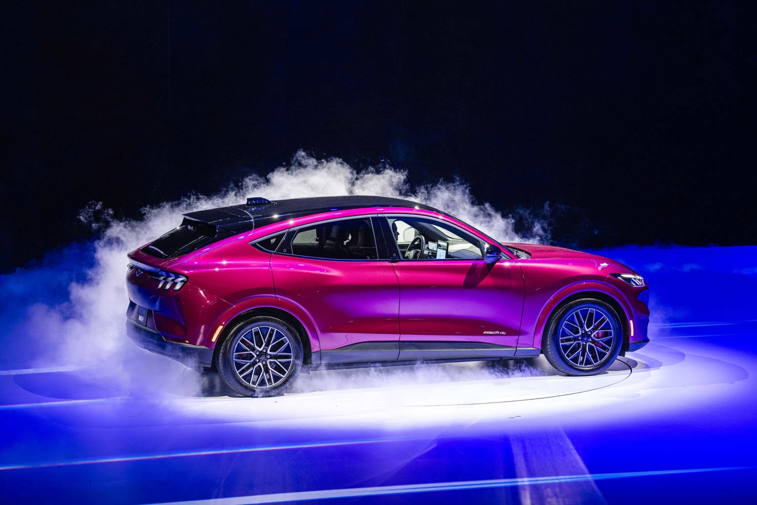 Ford Mustang Mach-E đem lại cảm gi&aacute;c phấn kh&iacute;ch th&ocirc;ng qua lựa chọn ba chế độ l&aacute;i.