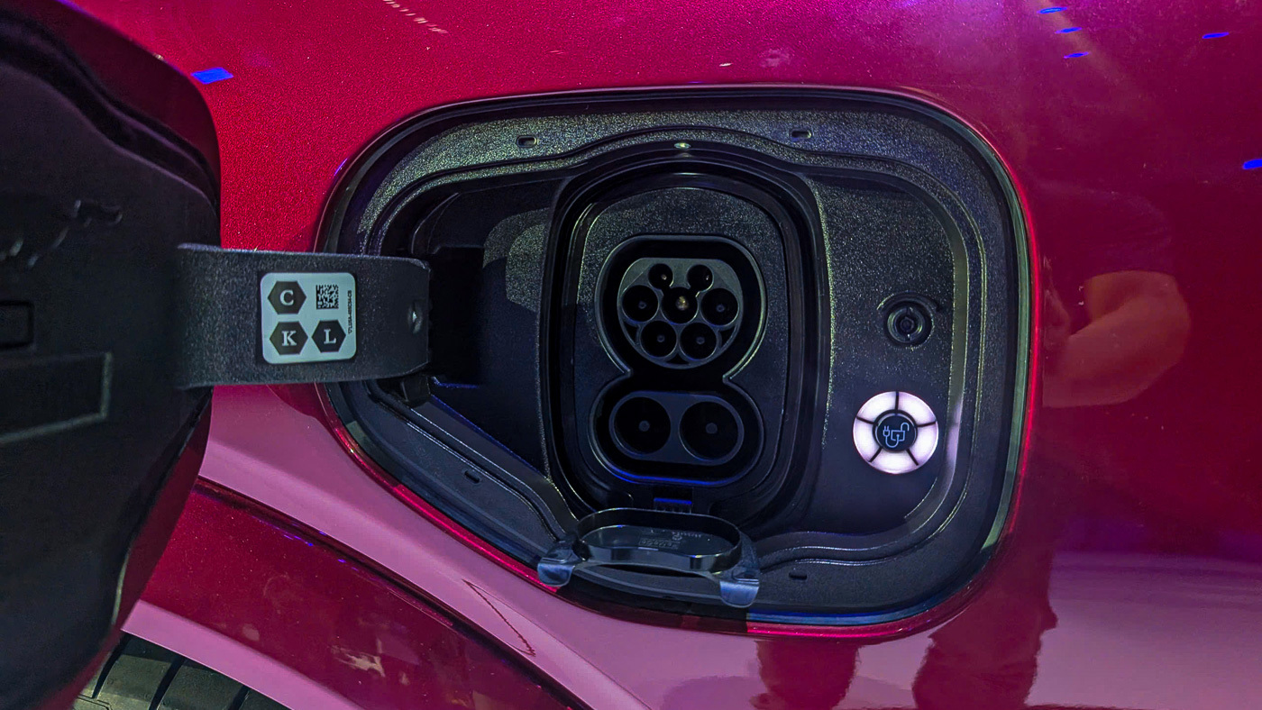 Ford Việt Nam đang sở hữu mạng lưới 56 đại l&yacute; tr&ecirc;n khắp cả nước. Trong đ&oacute;, h&atilde;ng đ&atilde; triển khai được hơn 275 trạm sạc nhanh d&agrave;nh cho xe điện (c&ugrave;ng đối t&aacute;c kh&aacute;c) v&agrave; tại 53 đại l&yacute; trải d&agrave;i từ Bắc v&agrave;o Nam, cung cấp cho Mustang Mach-E qu&atilde;ng đường di chuyển tốt hơn với khả năng sạc nhanh DC c&ocirc;ng suất tối đa 150 kW.
