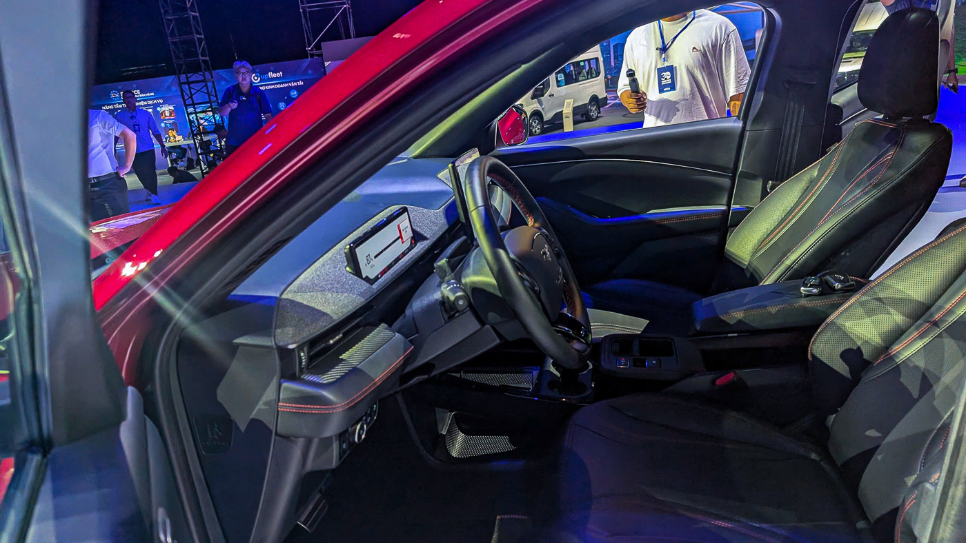 Giai đoạn đầu Ford Việt Nam chỉ triển khai b&aacute;n Mustang Mach-E tại 15 đại l&yacute;, nhằm tập trung v&agrave;o sự hiệu quả kinh doanh tốt hơn khi nhắm đến người ti&ecirc;u d&ugrave;ng tại khu vực đ&ocirc; thị....