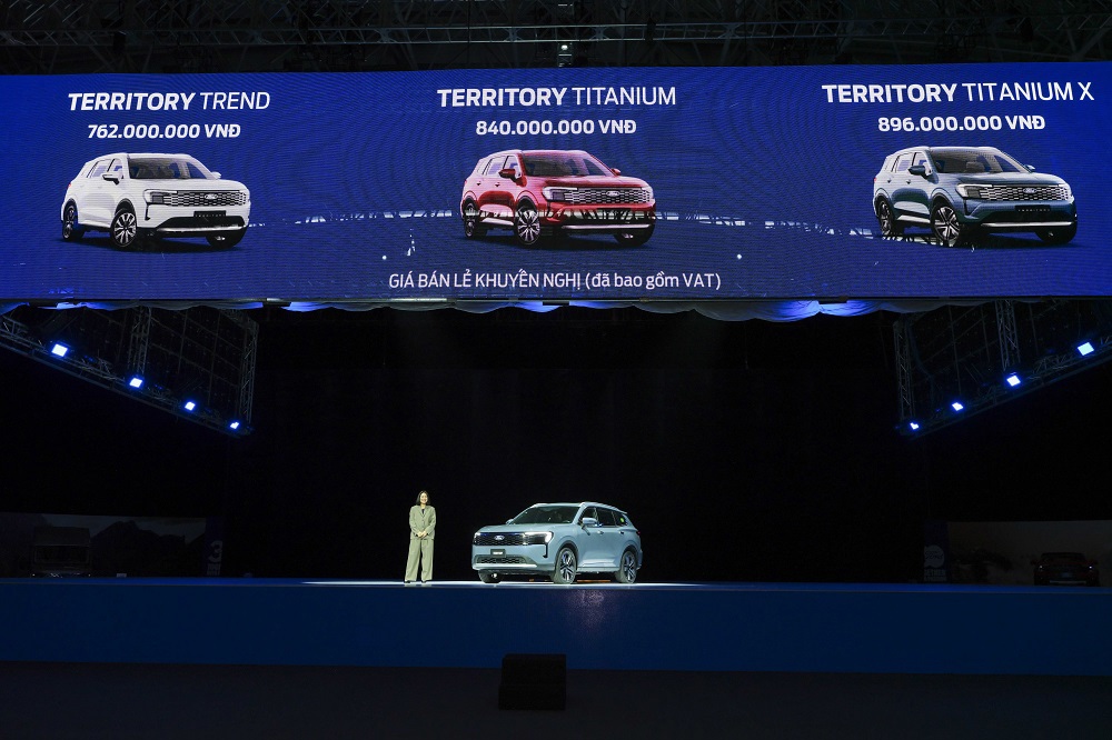 Tại Việt Nam Ford Territory 2025 c&oacute; 3 phi&ecirc;n bản Trend, Titanium v&agrave; Titanium X với mức gi&aacute; lần lượt l&agrave; 762 triệu đồng, 840 triệu đồng v&agrave; 896 triệu đồng. Bản m&agrave;u sơn mới xanh kh&oacute;i sẽ tăng th&ecirc;m 8 triệu đồng.