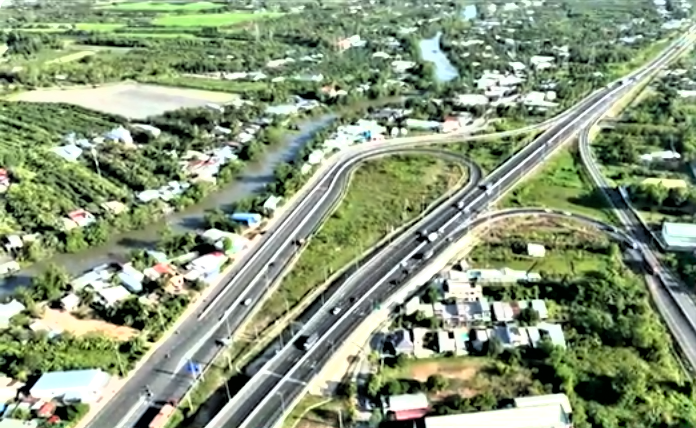 Đầu tư c&ocirc;ng được xem l&agrave; lĩnh vực then chốt, g&oacute;p phần kết nối hạ tầng v&ugrave;ng, th&uacute;c đẩy tăng trưởng bền vững của tỉnh Vĩnh Long trong giai đoạn mới