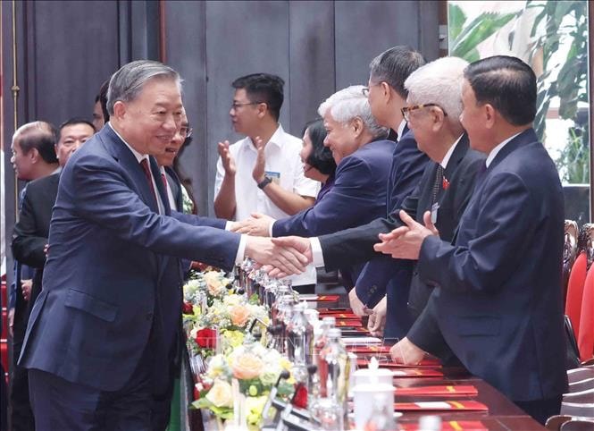 Tổng B&iacute; thư T&ocirc; L&acirc;m v&agrave; c&aacute;c đại biểu tham dự buổi gặp mặt. Ảnh: Phương Hoa - TTXVN. &nbsp;