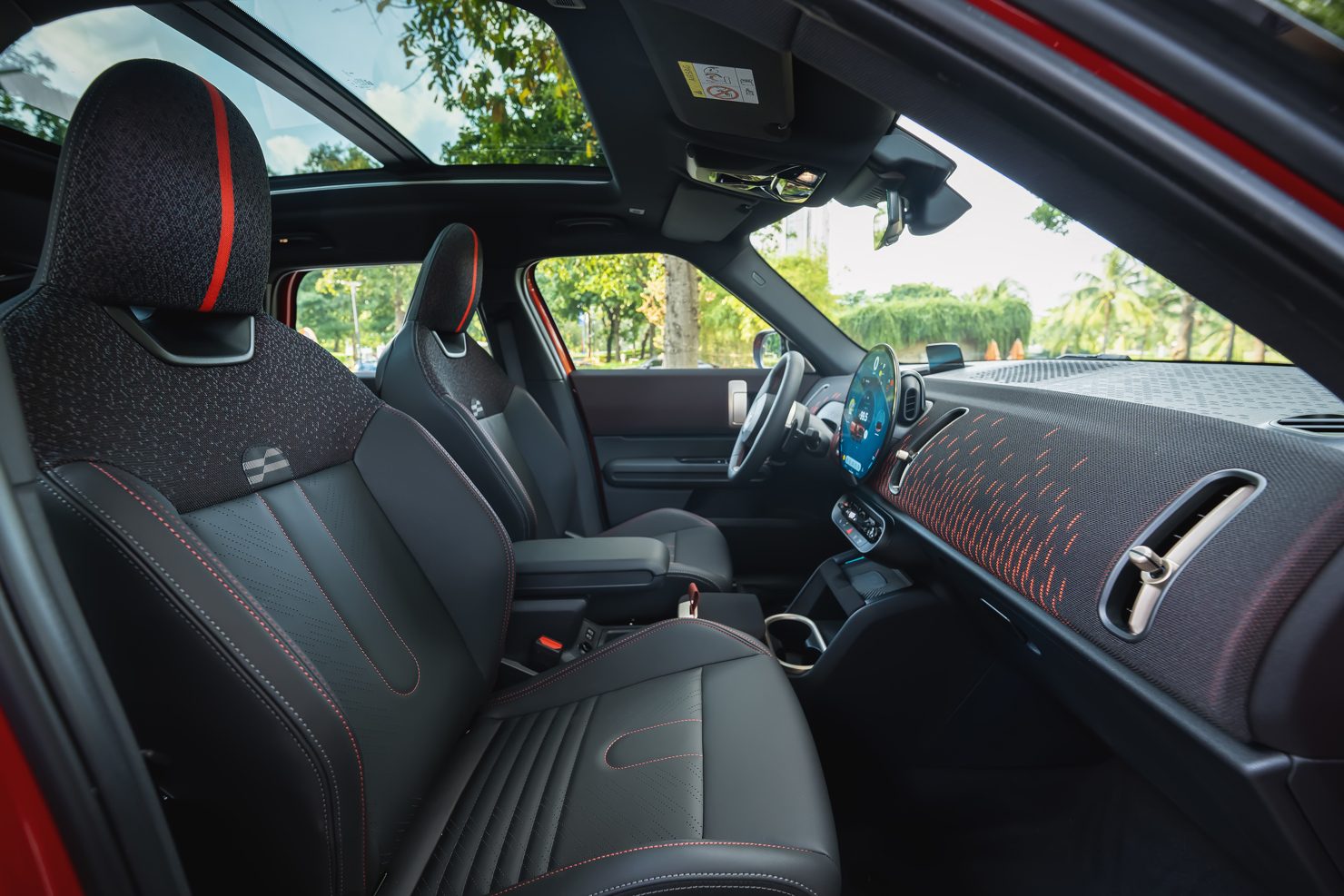 Chế độ l&aacute;i đặc trưng của John Cooper Works tinh chỉnh v&ocirc; lăng, cho cảm gi&aacute;c phản hồi trực tiếp, b&agrave;n đạp ga nhạy. Chế độ hiển thị th&ocirc;ng số vận h&agrave;nh trực quan tr&ecirc;n m&agrave;n h&igrave;nh OLED 9,5 inch ph&acirc;n giải cao.