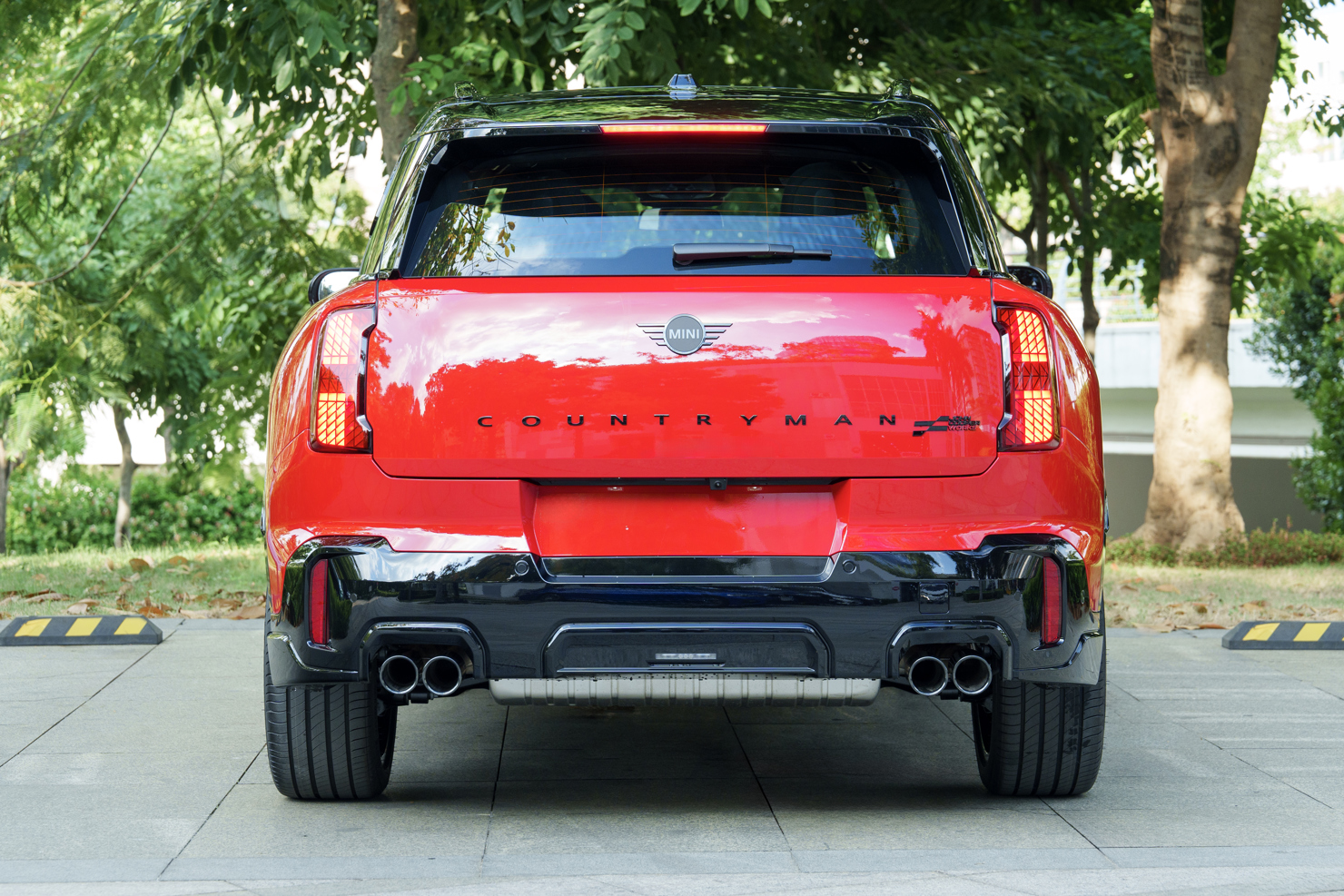Ph&iacute;a sau xe trang bị đ&egrave;n hậu dọc Signature John Cooper Works thẳng đứng, logo MINI đen v&agrave; t&ecirc;n Countryman đặt ngang, gi&uacute;p đu&ocirc;i xe trở n&ecirc;n bề thế hơn.&nbsp;&nbsp;