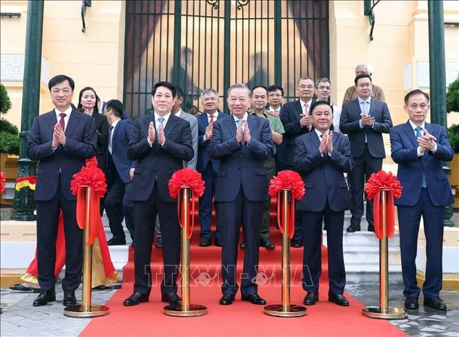 Tổng B&iacute; thư T&ocirc; L&acirc;m v&agrave; Chủ tịch nước Lương Cường c&ugrave;ng c&aacute;c đại biểu thực hiện nghi thức b&agrave;n giao. Ảnh: Thống Nhất/TTXVN. &nbsp;