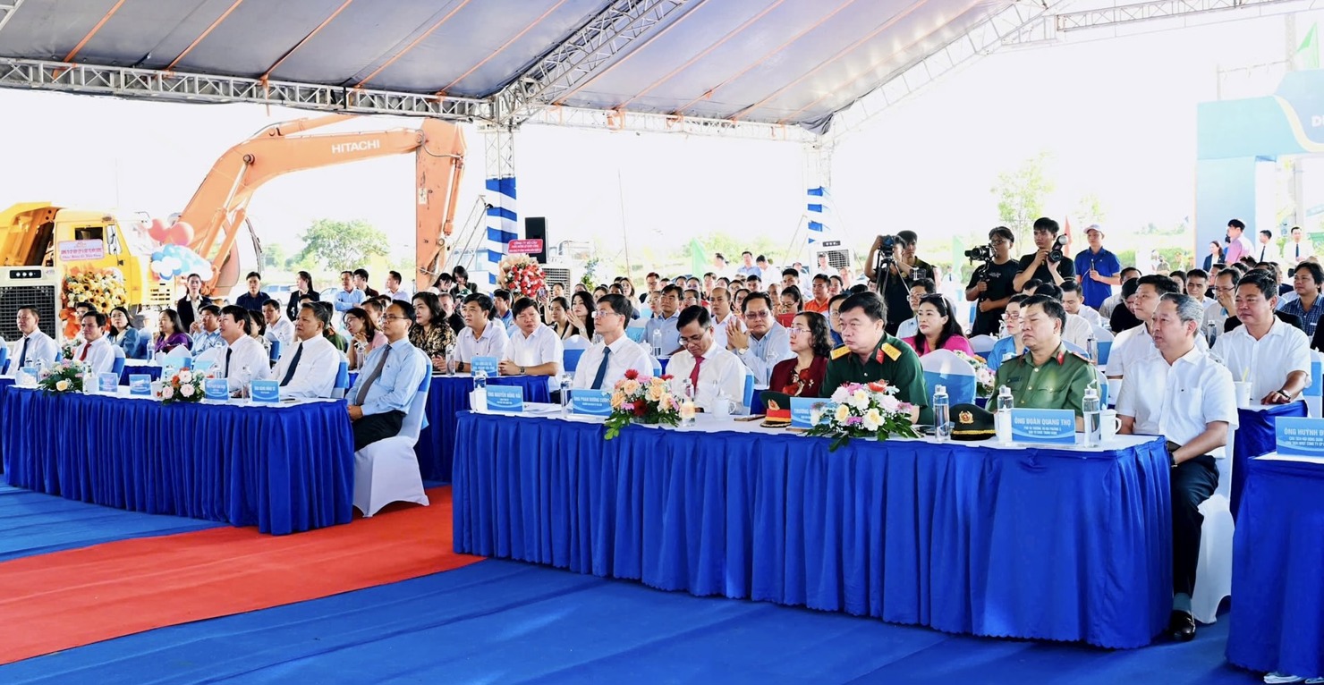 Các đại biểu dự Lễ khởi động Dự án Khu nhà ở xã hội cho công nhân Khu công nghiệp Hàm Kiệm II . Ảnh: N.L