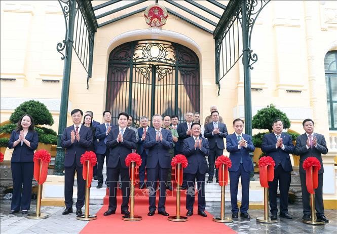 Tổng B&iacute; thư T&ocirc; L&acirc;m v&agrave; Chủ tịch nước Lương Cường v&agrave; c&aacute;c đại biểu thực hiện nghi thức b&agrave;n giao. Ảnh: Thống Nhất/TTXVN. &nbsp;