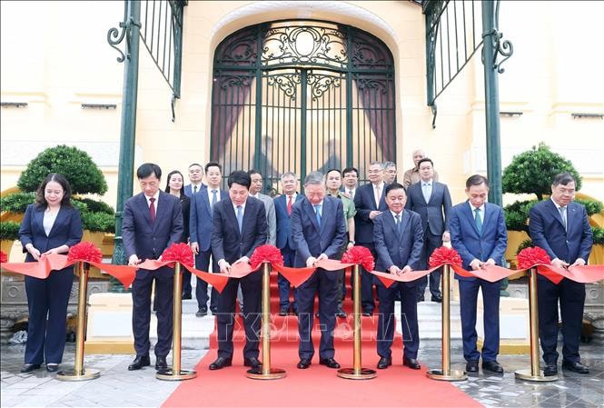 Tổng B&iacute; thư T&ocirc; L&acirc;m v&agrave; Chủ tịch nước Lương Cường c&ugrave;ng c&aacute;c đại biểu thực hiện nghi thức b&agrave;n giao. Ảnh: Thống Nhất/TTXVN. &nbsp;