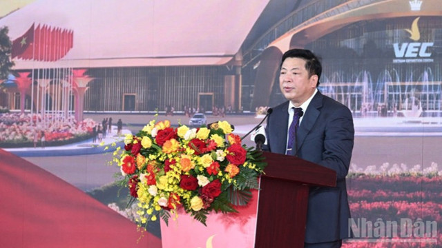 Bộ trưởng X&acirc;y dựng Trần Hồng Minh b&aacute;o c&aacute;o tại buổi lễ. (Ảnh: TRẦN HẢI). &nbsp;
