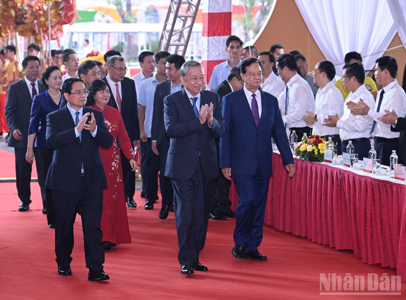 Tổng B&iacute; thư T&ocirc; L&acirc;m, Thủ tướng Phạm Minh Ch&iacute;nh v&agrave; c&aacute;c đồng ch&iacute; l&atilde;nh đạo, nguy&ecirc;n l&atilde;nh đạo Đảng, Nh&agrave; nước tới dự Lễ kh&aacute;nh th&agrave;nh, khởi c&ocirc;ng c&aacute;c dự &aacute;n, c&ocirc;ng tr&igrave;nh ch&agrave;o mừng kỷ niệm 80 năm Quốc kh&aacute;nh. (Ảnh: Trần Hải).