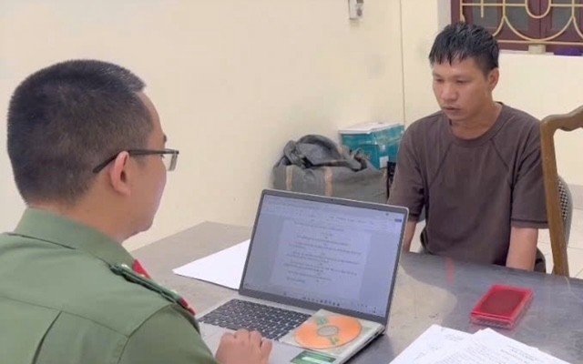 Cán bộ Cơ quan An ninh điều tra Công an tỉnh Bắc Ninh làm việc với đối tượng Nìm Cún Pẩu.