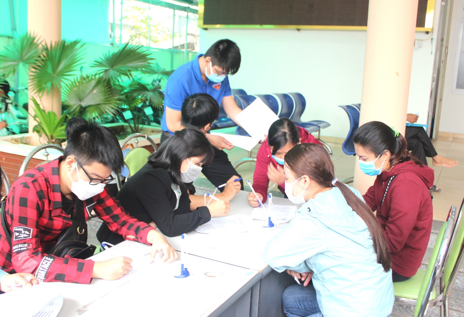 Người lao động ghi thông tin đăng ký để hưởng trợ cấp thất nghiệp.