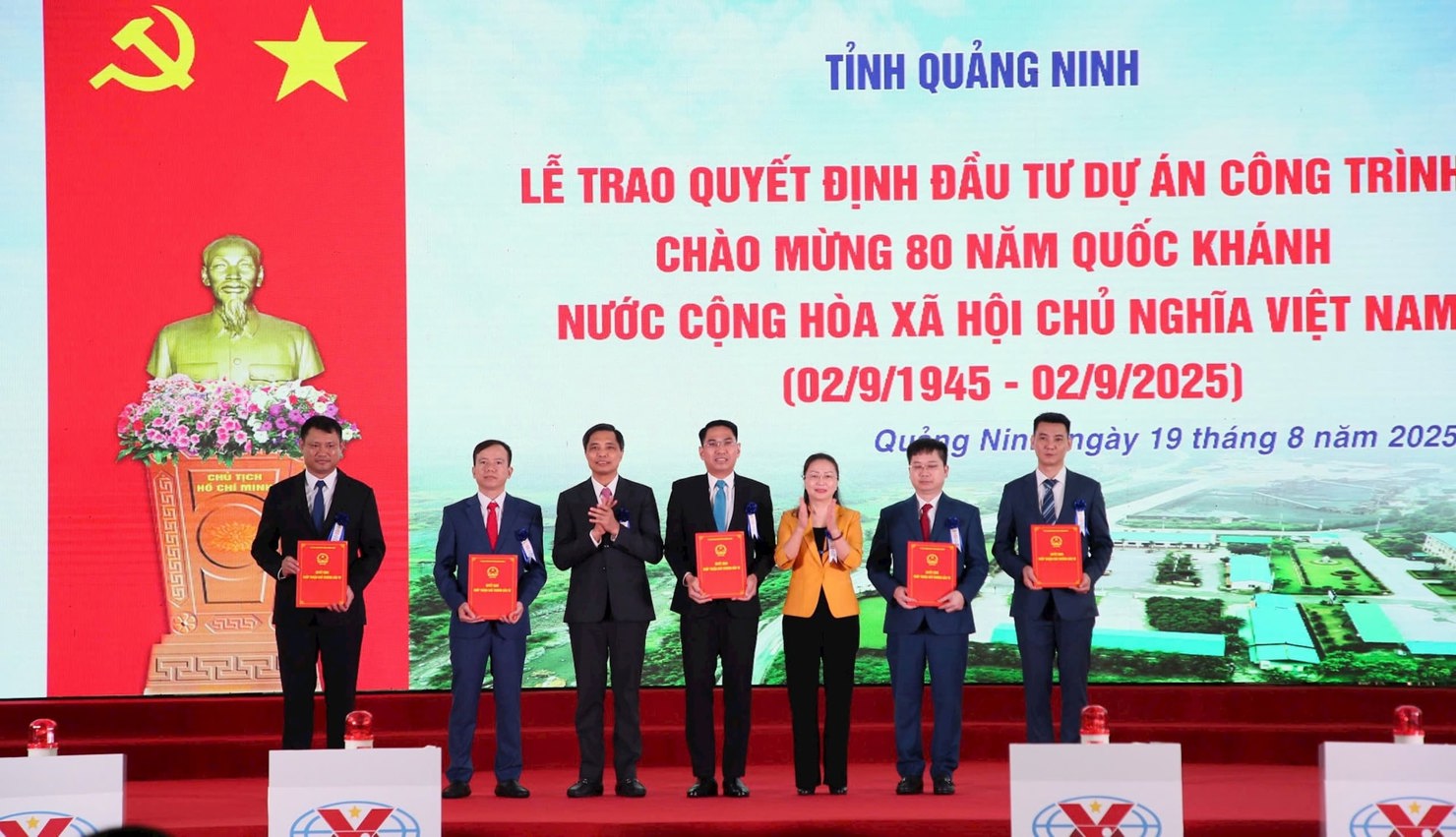 L&atilde;nh đạo tỉnh Quảng Ninh trao quyết định đầu tư cho c&aacute;c dự &aacute;n, c&ocirc;ng tr&igrave;nh trọng điểm.