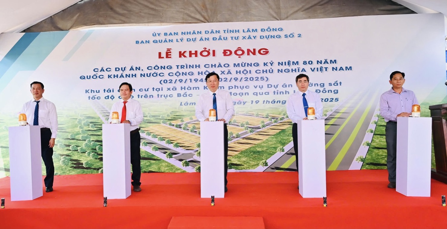 Thực hiện nghi thức khởi động khu tái định cư cho Dự án đường sắt tốc độ cao trên trục Bắc - Nam, đoạn qua thôn Dân Bình, xã Hàm Kiệm. Ảnh: N.L