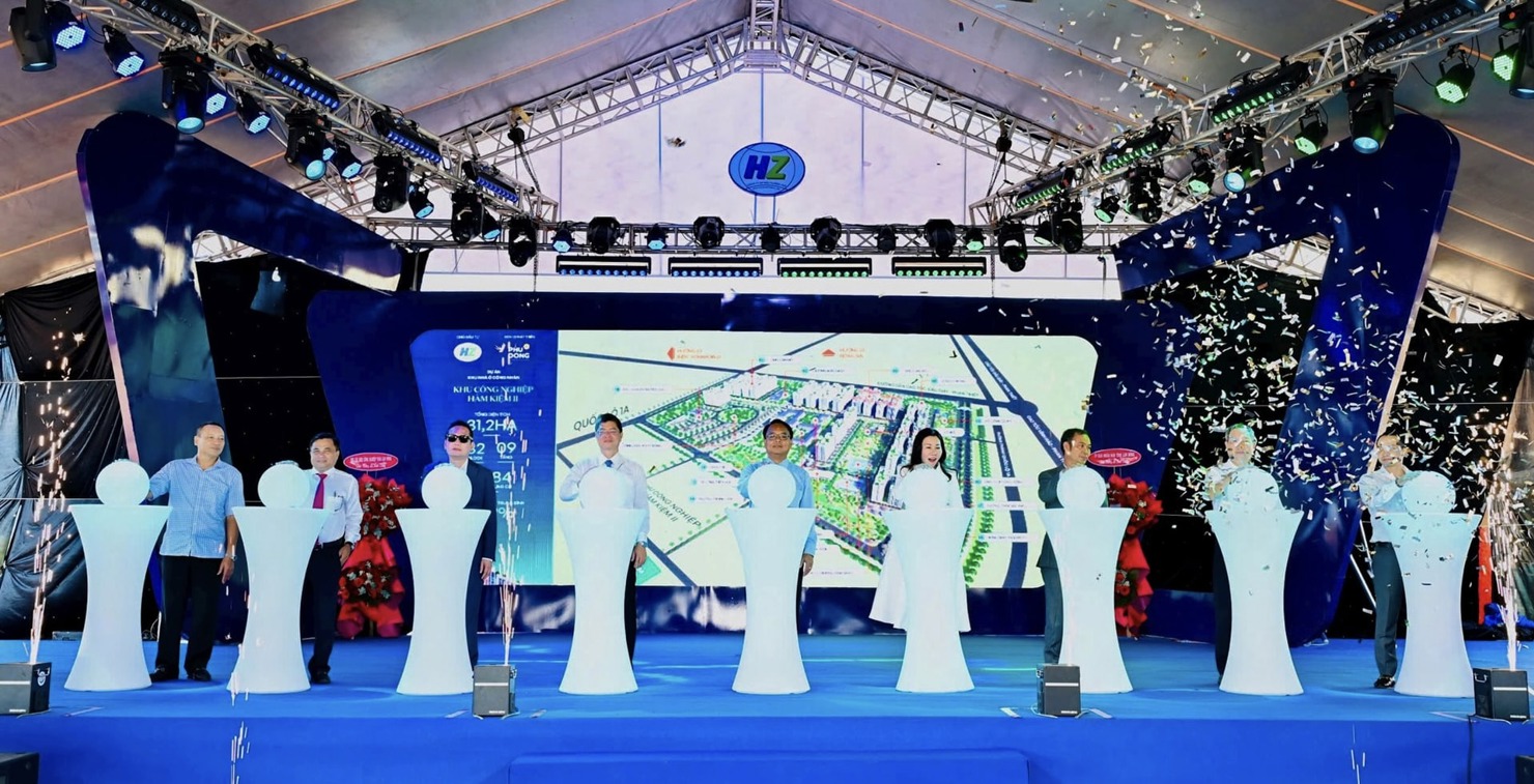 Thực hiện nghi thức khởi động Dự án Khu nhà ở xã hội cho công nhân Khu công nghiệp Hàm Kiệm II. Ảnh: N.L