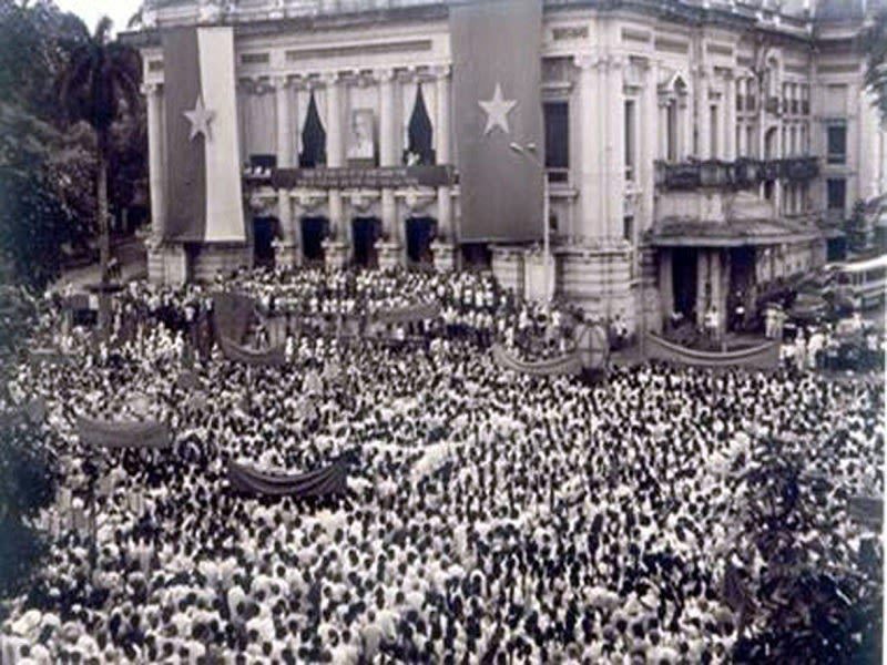 Mít tinh Tổng khởi nghĩa Tháng Tám năm 1945 tại Quảng trường Nhà hát Lớn Hà Nội (19/8/1945) - Ảnh tư liệu