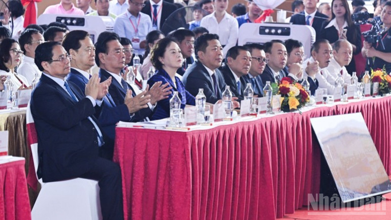 Thủ tướng Phạm Minh Ch&iacute;nh, c&aacute;c đồng ch&iacute; l&atilde;nh đạo, nguy&ecirc;n l&atilde;nh đạo Đảng, Nh&agrave; nước tham dự buổi lễ. (Ảnh: TRẦN HẢI). &nbsp;