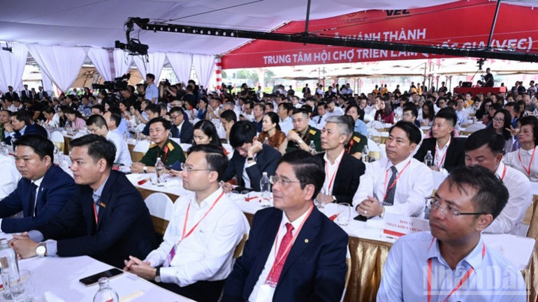 C&aacute;c đại biểu tham dự buổi lễ. (Ảnh: TRẦN HẢI).