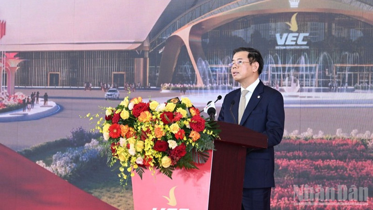 Đại diện l&atilde;nh đạo Tập đo&agrave;n Vingroup ph&aacute;t biểu &yacute; kiến tại buổi lễ. (Ảnh: TRẦN HẢI). &nbsp;