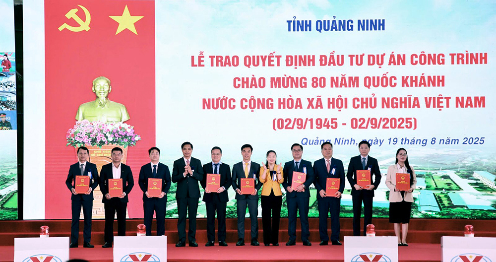 Đại diện l&atilde;nh đạo Sun Group (thứ 6 từ phải sang) đ&oacute;n nhận Quyết định chấp thuận đầu tư dự &aacute;n Khu dịch vụ du lịch phức hợp cao cấp casino V&acirc;n Đồn v&agrave; Quyết định điều chỉnh chủ trương đầu tư cho Dự &aacute;n C&ocirc;ng vi&ecirc;n Đại dương Hạ Long (Sun Elite City)