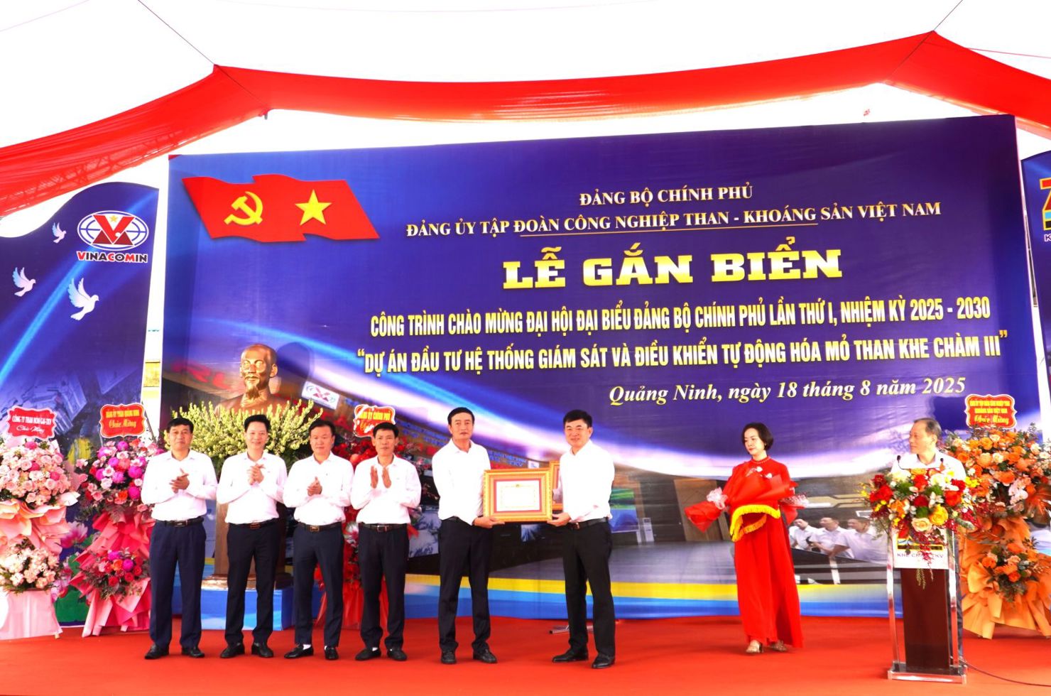 Ông Ngô Hoàng Ngân - Ủy viên Ban Chấp hành Đảng bộ Chính phủ, Bí thư Đảng ủy, Chủ tịch HĐTV Tập đoàn trao Giấy khen của Đảng ủy Tập đoàn cho Đảng ủy Công ty than Khe Chàm.