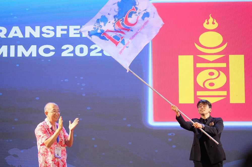 Trao cờ đăng cai IMC 2026 cho đại diện đoàn Mông Cổ . Ảnh: K.N