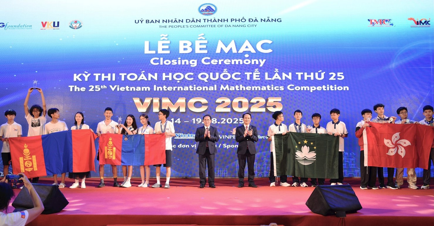 Ban tổ chức trao giải cho các đội. Ảnh: K.N