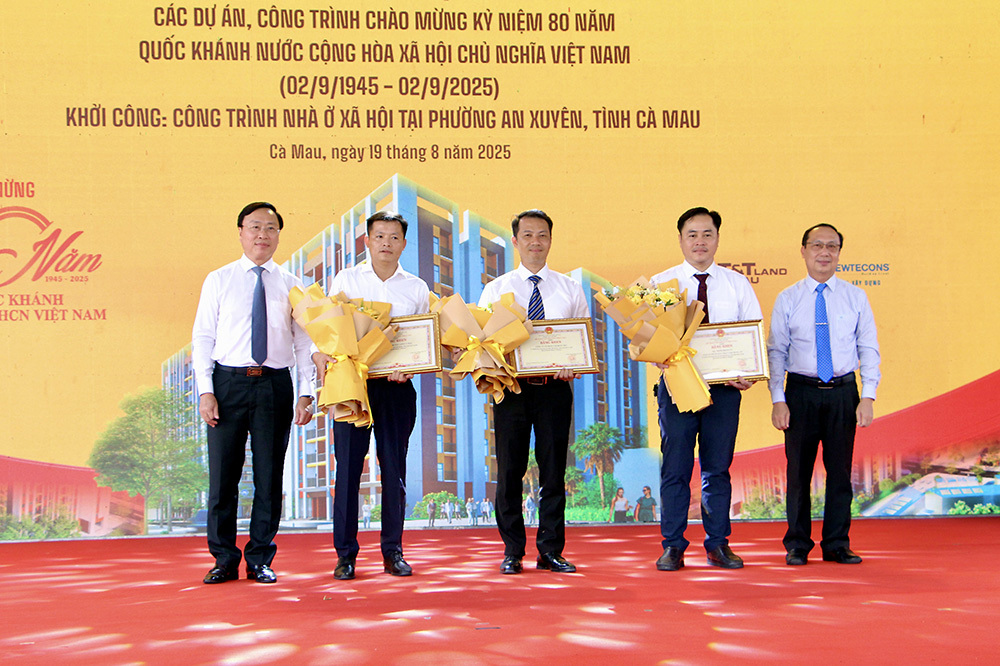 L&atilde;nh đạo tỉnh C&agrave; Mau trao Bằng khen cho c&aacute;c tập thể v&agrave; c&aacute; nh&acirc;n đ&atilde; c&oacute; đ&oacute;ng g&oacute;p t&iacute;ch cực trong việc triển khai chương tr&igrave;nh nh&agrave; ở x&atilde; hội tại địa phương