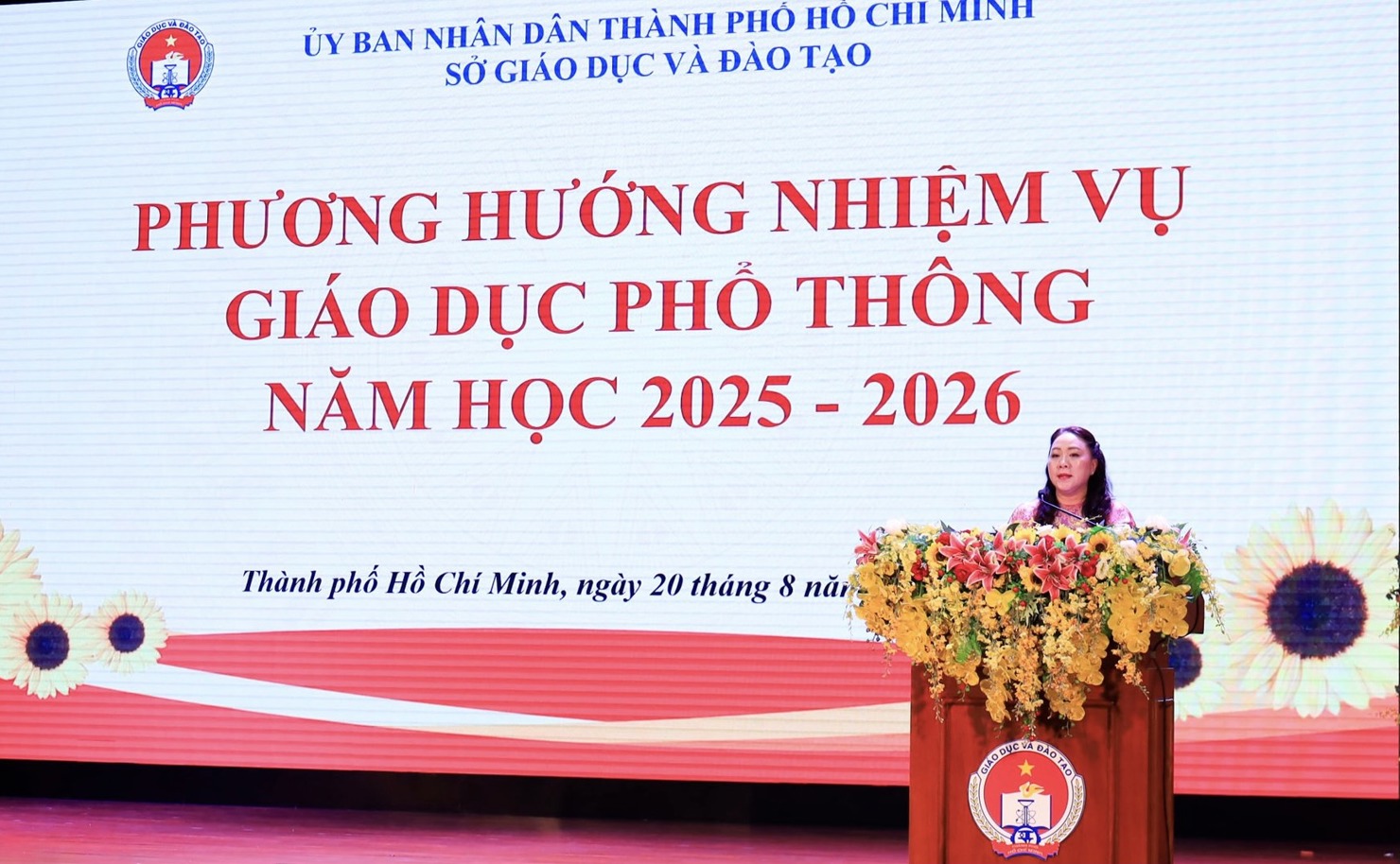B&agrave; L&acirc;m Hồng L&atilde;m Th&uacute;y, Trưởng Ph&ograve;ng Gi&aacute;o dục phổ th&ocirc;ng, Sở GD&amp;ĐT TP. Hồ Ch&iacute; Minh b&aacute;o c&aacute;o tại hội nghị. Ảnh: L&ecirc; Văn