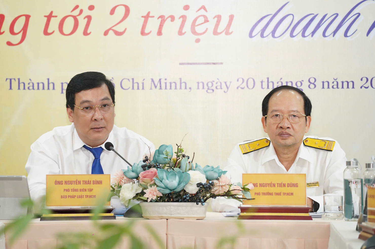 Ông Nguyễn Tiến Dũng, Phó trưởng Thuế TP. Hồ Chí Minh (bên phải). Ảnh: Thuận Văn