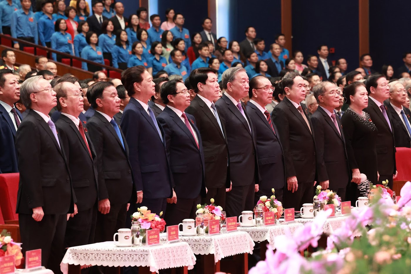 C&aacute;c đại biểu thực hiện nghi thức Ch&agrave;o cờ. Ảnh: VGP/Nhật Bắc