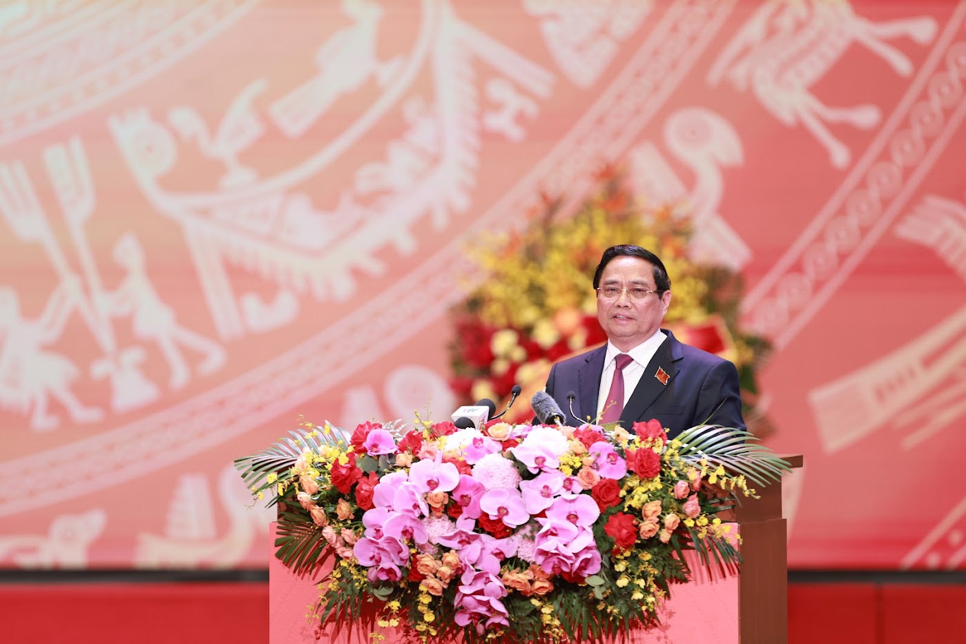 Thủ tướng nhấn mạnh, nh&igrave;n lại lịch sử 80 năm của Ch&iacute;nh phủ qua c&aacute;c giai đoạn đầy cam go, thử th&aacute;ch nhưng cũng rất vẻ vang, vinh dự, tự h&agrave;o của C&aacute;ch mạng Việt Nam. Ảnh: VGP/Nhật Bắc