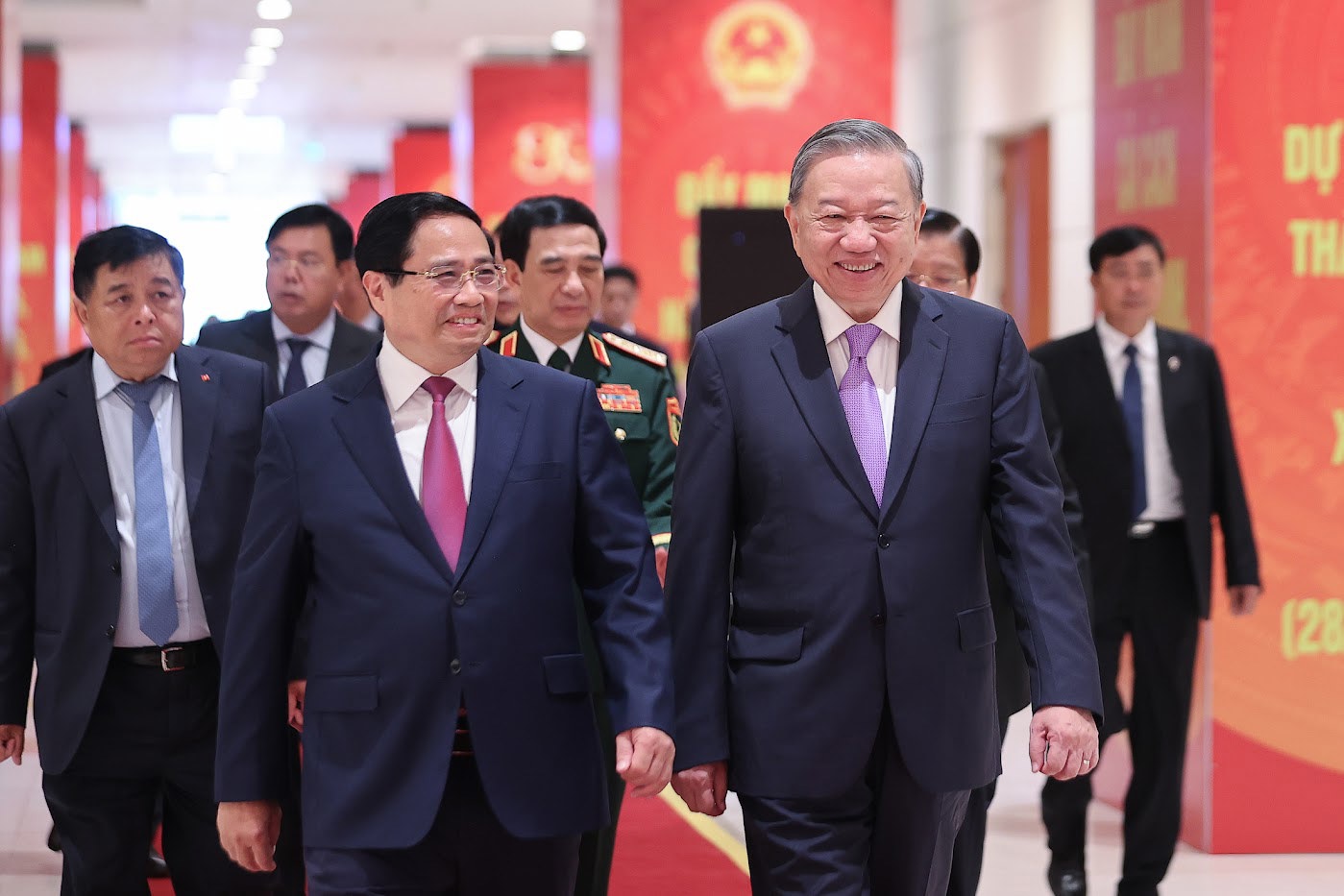 Tổng B&iacute; thư T&ocirc; L&acirc;m, Thủ tướng Phạm Minh Ch&iacute;nh v&agrave; c&aacute;c đại biểu đến dự Lễ kỷ niệm 80 năm th&agrave;nh lập Ch&iacute;nh phủ nước Cộng h&ograve;a x&atilde; hội chủ nghĩa Việt Nam. Ảnh: VGP/Nhật Bắc