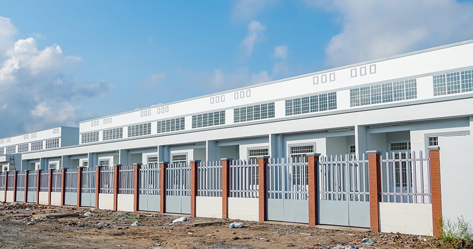 Dự &aacute;n nh&agrave; ở x&atilde; hội phường T&acirc;n Xuy&ecirc;n, TP. C&agrave; Mau (3,44 ha) đ&atilde; x&acirc;y dựng ho&agrave;n th&agrave;nh được 93 căn, nhưng chưa c&oacute; th&ocirc;ng b&aacute;o tiếp nhận hồ sơ đăng k&yacute; mua, thu&ecirc;, thu&ecirc; mua nh&agrave; ở x&atilde; hội. Ảnh: H.N.