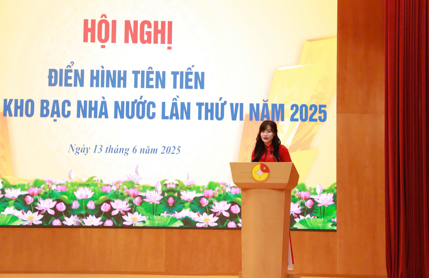 B&agrave; Vũ Thị T&acirc;m Thu b&aacute;o c&aacute;o Tham luận tại Hội nghị điển h&igrave;nh ti&ecirc;n tiến hệ thống KBNN lần thứ 6 năm 2025.