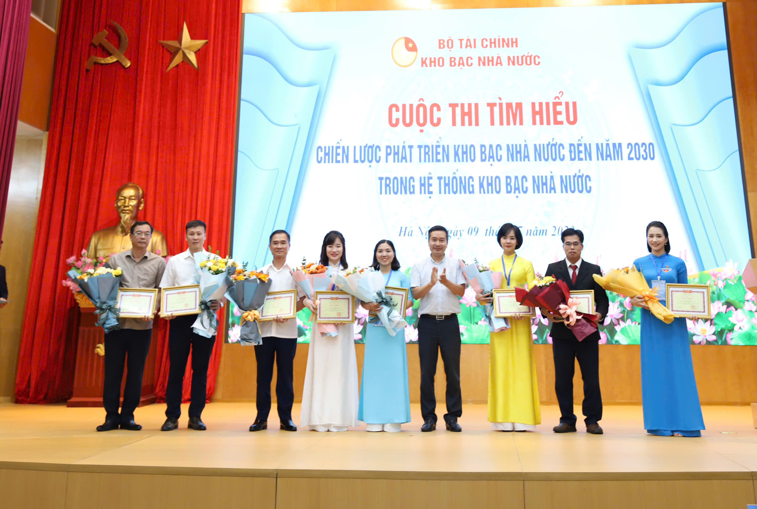 B&agrave; Vũ Thị T&acirc;m Thu (thứ 4 từ tr&aacute;i sang) vinh dự nhận giải thưởng trong cuộc thi t&igrave;m hiểu Chiến lược ph&aacute;t triển KBNN đến 2030