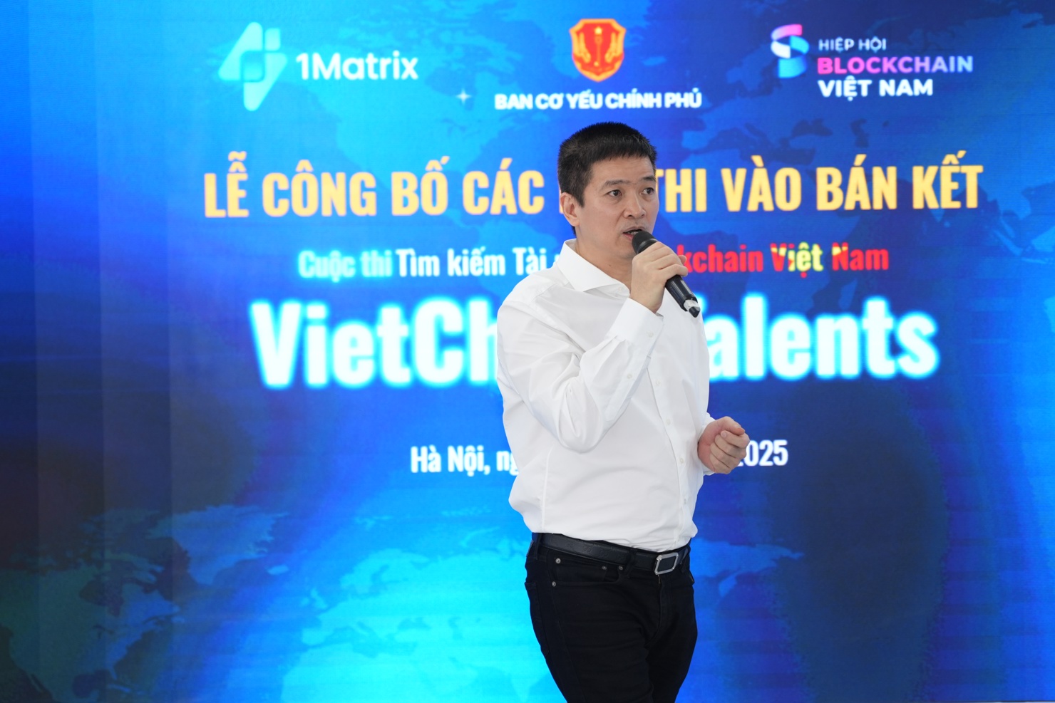 &Ocirc;ng Phan Đức Trung - Chủ tịch Hội đồng Gi&aacute;m khảo Cuộc thi VietChain trong Lễ C&ocirc;ng bố c&aacute;c đội thi v&agrave;o B&aacute;n kết trước đ&oacute;.