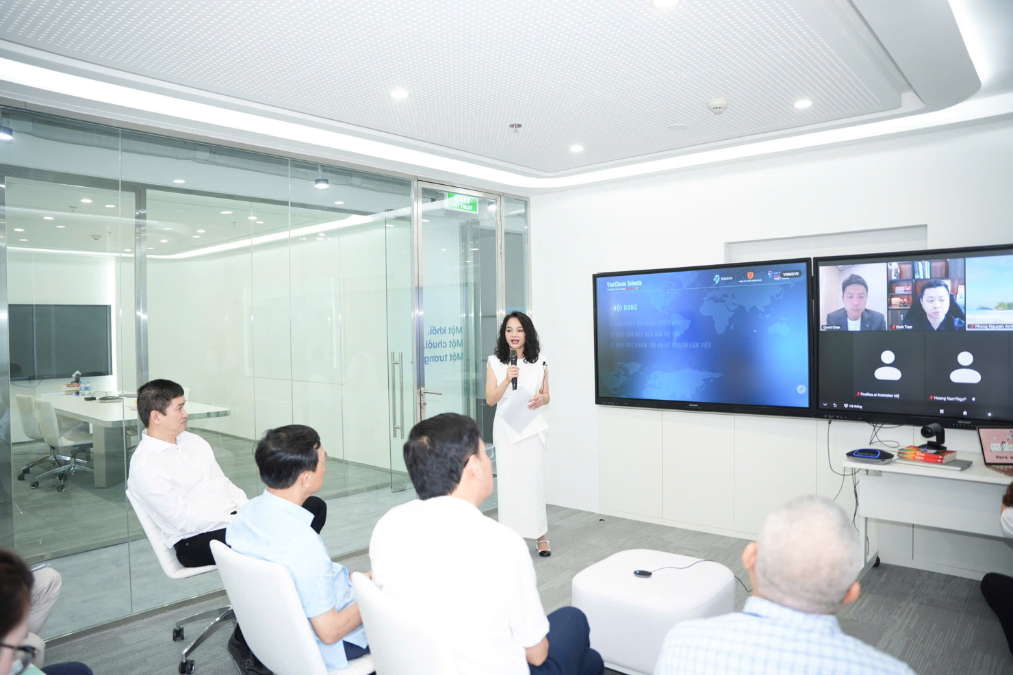 B&agrave; Nguyễn V&acirc;n Hiền thảo luận với c&aacute;c Gi&aacute;m khảo về thể lệ v&agrave; quy chế cuộc thi, đảm bảo t&iacute;nh c&ocirc;ng bằng, minh bạch ở mức độ cao nhất.