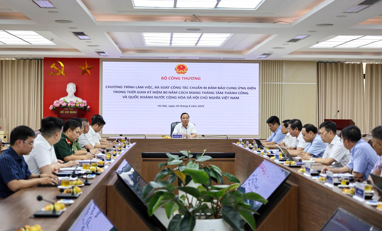 Thứ trưởng Bộ Công Thương Nguyễn Hoàng Long cùng đoàn công tác liên ngành đã kiểm tra công tác cấp điện phục vụ Đại lễ Quốc khánh 2/9.
