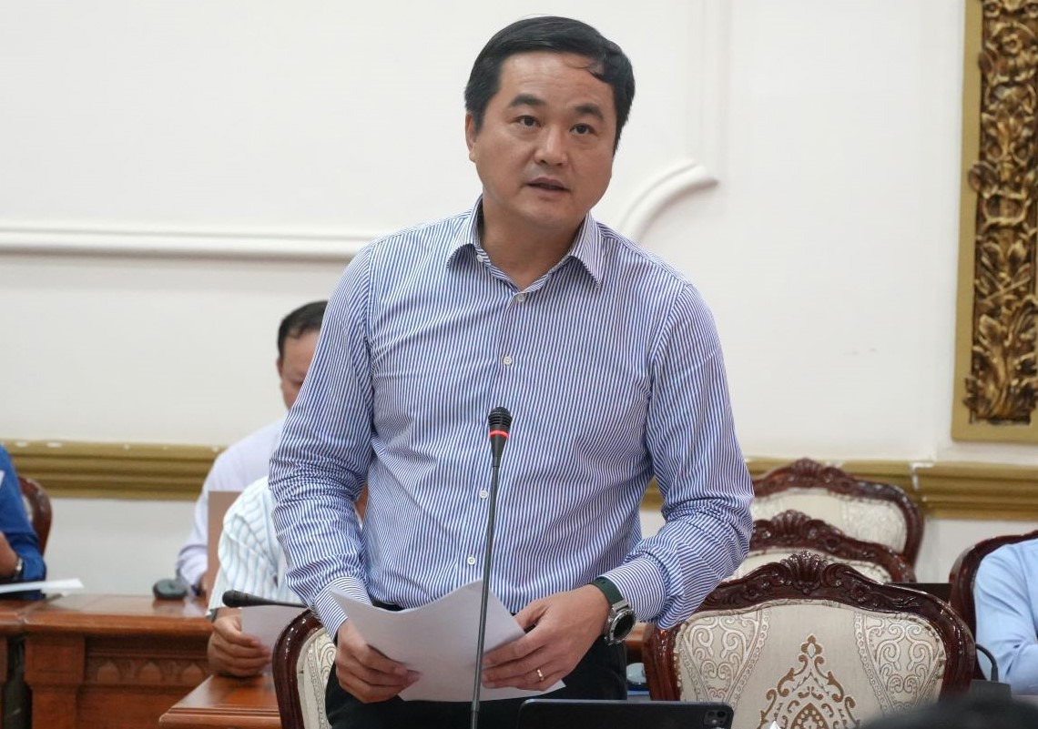 Giám đốc Sở Công thương TP.Hồ Chí Minh Bùi Tá Hoàng Vũ báo cáo vướng mắc với đoàn công tác